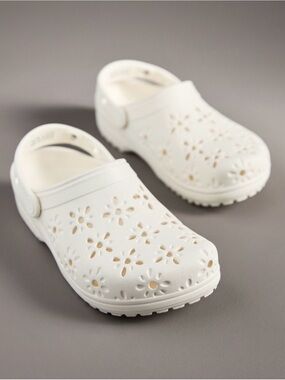 CROCS White Floral Cutout Clogs Slip-Ons - Women’s Size 10